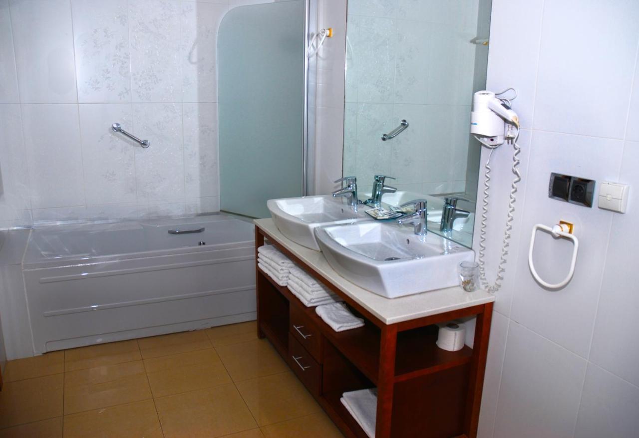 Hotel Villa De Cacabelos Kültér fotó